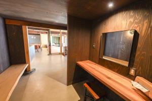 Una televisión o centro de entretenimiento en 奥明日香古民家一棟貸し宿 弥栄 Yasaka