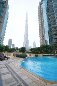 Piscina de la sau aproape de Burj Khalifa Front view & Fountain view Island Paradise 2BR Luxury Apartment Burj residences Golden Homes