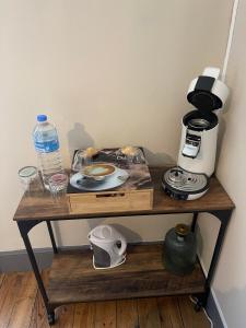 - une table avec une cafetière et une boisson dans l'établissement Chambre privée et sa salle de bain attenante, à Mazamet