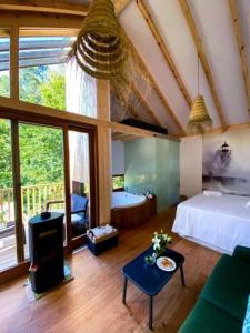 um quarto amplo com uma cama e uma banheira em Cabanas de Udra em Pontevedra