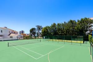 Instalaciones para jugar a tenis o squash en Clube Vilarosa o alrededores