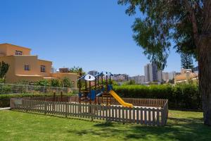 un patio de recreo con un tobogán en un parque en Clube Vilarosa, en Portimão