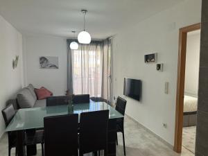 a living room with a table and a couch at Apartamento La Timba in Alcossebre