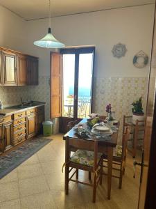 uma cozinha com uma mesa e vista para o oceano em Da Nonna Nicoletta em Furore