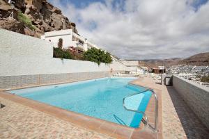 una piscina al centro di un edificio di Casa Boti a Puerto Rico de Gran Canaria