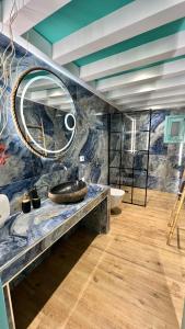 bagno con specchio e lavandino di Anastasia Princess Luxury Beach Residence - Adults Only a Perissa