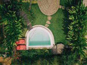 an overhead view of a swimming pool in a garden at Makerti Bali~Bamboo House in Selat