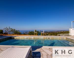 una piscina con vista sull'oceano di Skoumas villa surrounded by Olive trees! a Vlachata