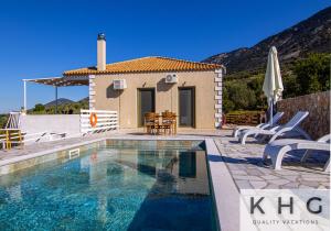 Bazén v ubytování Skoumas villa surrounded by Olive trees! nebo v jeho okolí