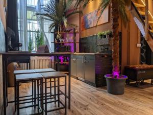 uma cozinha com uma mesa e uma palmeira em Einzigartige Ferienwohnung bunt wie Berlin em Berlim