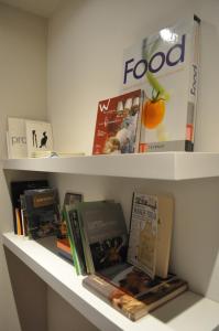 a book shelf with books on it at Le Sartorie in Pozzuolo del Friuli