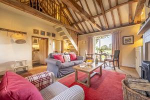 un salon avec un canapé et une table dans l'établissement Acorn Cottage, à Blickling