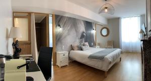 1 dormitorio con cama, escritorio y espejo en LE BAS CHITRAY, en Ménil