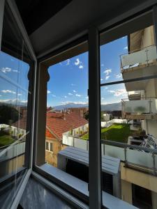 Blick aus dem Fenster eines Balkons in der Unterkunft Green Downtown Apartment in Ferizaj