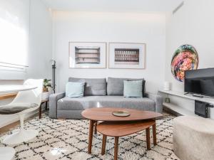 - un salon avec un canapé et une table dans l'établissement apartamento reformado en la calle pez, à Madrid