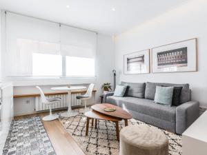 - un salon avec un canapé et une table dans l'établissement apartamento reformado en la calle pez, à Madrid