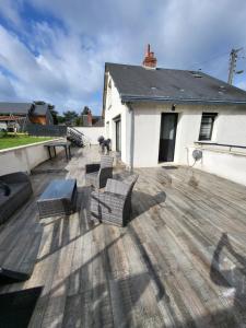 una terraza con sillas y una mesa en una casa en Joli appartement avec vue sur la Loire, en Amboise