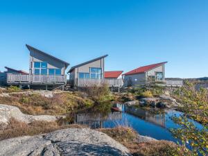 una fila de casas en una colina con un arroyo en Hav & Logi Skärhamn en Skärhamn