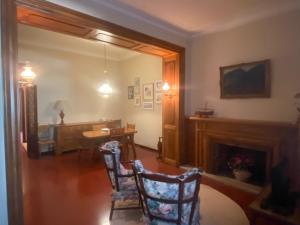ein Wohnzimmer mit 2 Stühlen und einem Kamin in der Unterkunft HomefromHomees B&B in Sant Feliu de Guixols