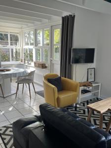 - un salon avec un canapé et une table dans l'établissement Zijper Eilant House, à Oudesluis