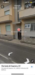 フォッローニカにあるCasa Caterina- Pratoranieri Follonicaの通りの矢印の建物写真
