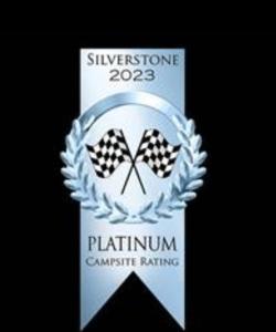 una señal que dice platinumennis corriendo con una mariposa en ella en Suitehuts @ Silverstone en Silverstone