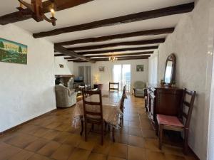eine Küche und ein Esszimmer mit Tisch und Stühlen in der Unterkunft Mendiko-lorea in Saint-Pée-sur-Nivelle