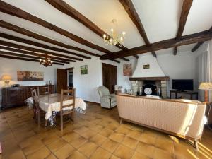 ein Wohnzimmer mit einem Tisch und einem Kamin in der Unterkunft Mendiko-lorea in Saint-Pée-sur-Nivelle