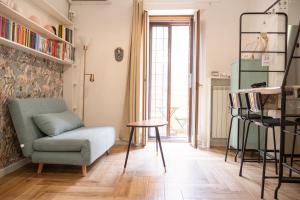 ein Wohnzimmer mit einem Stuhl und einem Tisch in der Unterkunft Dada&Fede Roma Monolocale in Rom
