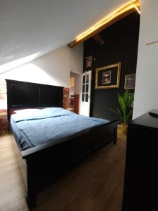 1 dormitorio con 1 cama negra grande en una habitación en Pensiunea Mango, en Predeluţ