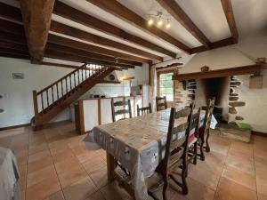 a kitchen and dining room with a table and chairs at Zamatelua 1 in Sare