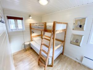 1 dormitorio con literas en una casa pequeña en Tregde Ferie en Mandal