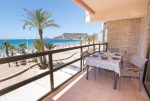 カルプにあるEdificio Calpemarのビーチの景色を望むバルコニー(テーブル、椅子付)