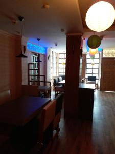 une salle à manger avec une table et un salon dans l'établissement Hotel Mahalaxmi Indo Myanmar, à Guwahati