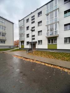 een lege straat voor een gebouw bij NERO apartamentai in Naujoji Akmenė