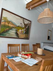 una mesa de comedor con una pintura en la pared en Casa Barrilets, en Benissa