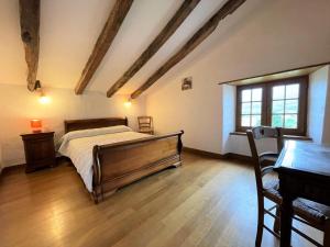 a bedroom with a bed and a wooden floor at Zamatelua 2 in Sare