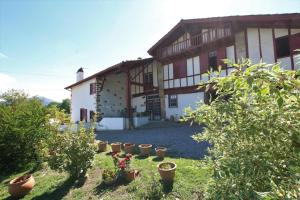 a building with potted plants in front of it at Zamatelua 2 in Sare