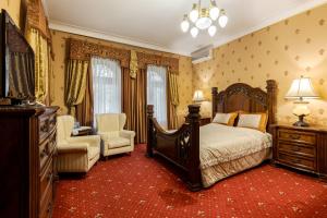 sypialnia z dużym łóżkiem i krzesłem w obiekcie Luxury Boutique Andreevskiy w Lwowie
