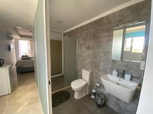 ein Badezimmer mit einem weißen WC und einem Waschbecken in der Unterkunft Mert Homes Marmaris in Marmaris