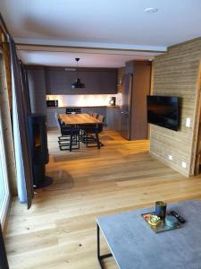 een woonkamer met een tafel en een eetkamer bij Fantastiskt 6 bädds lägenhet i Sälen in Sälen