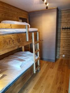 a couple of bunk beds in a room with a door at Fantastiskt 6 bädds lägenhet i Sälen in Sälen