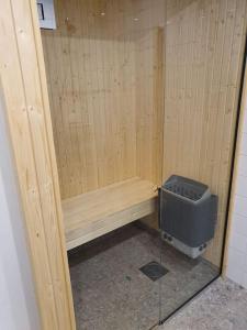 a small sauna with a toilet in a room at Fantastiskt 6 bädds lägenhet i Sälen in Sälen