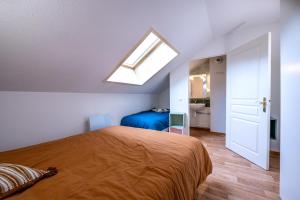 - une chambre avec un lit et une lucarne dans l'établissement Le Crey du Quart, à Valmeinier