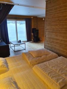 een slaapkamer met een groot bed en een tafel bij Fantastiskt 6 bädds lägenhet i Sälen in Sälen