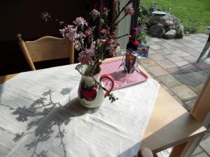 a vase with flowers in it on a table at mekelermeer in Geesbrug
