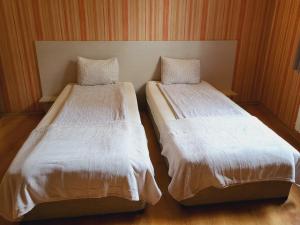 Łóżko lub łóżka w pokoju w obiekcie Roger's Hotel