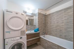 uma casa de banho com uma máquina de lavar roupa e uma banheira em Le Arty - 20 mn de Paris et d'Orly em Vitry-sur-Seine