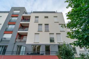 um edifício de apartamentos com uma fachada branca em Le Arty - 20 mn de Paris et d'Orly em Vitry-sur-Seine