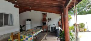 Il comprend un salon avec un lit et une cuisine. dans l'établissement Chácara dos Teixeira, à Socorro